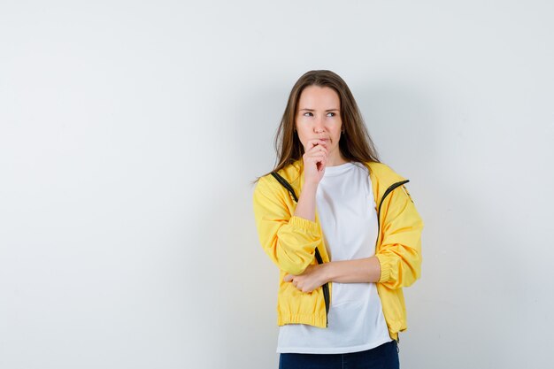 表情豊かな若い女性のポーズ