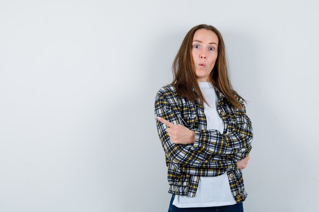 Foto gratuita posa espressiva della giovane donna