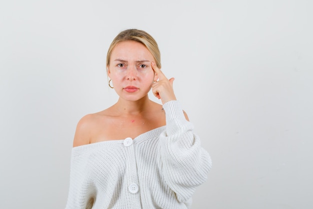 Free photo expressive young woman posing