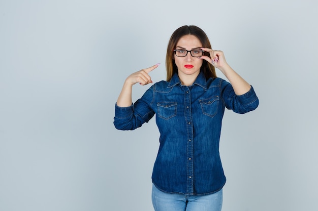 Free photo expressive young woman posing