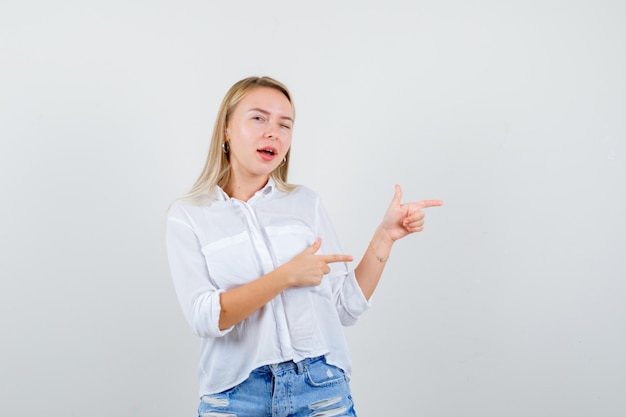 Free photo expressive young woman posing