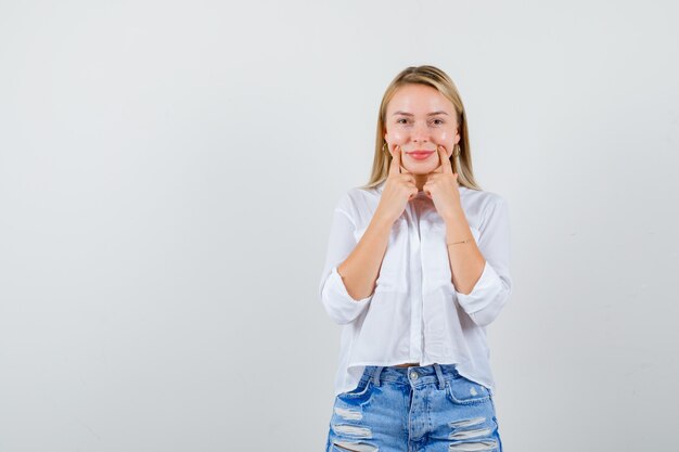 表情豊かな若い女性のポーズ