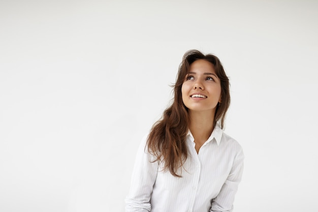 表現力のある若い女性がポーズをとっている