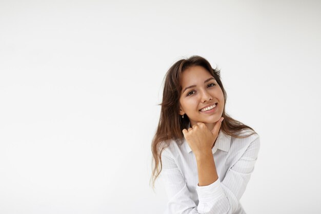 表情豊かな若い女性のポーズ