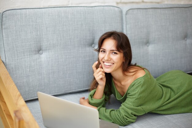 表情豊かな若い女性のポーズ