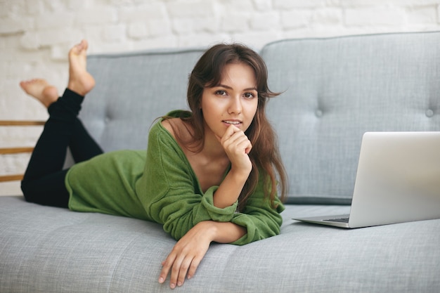 表情豊かな若い女性のポーズ