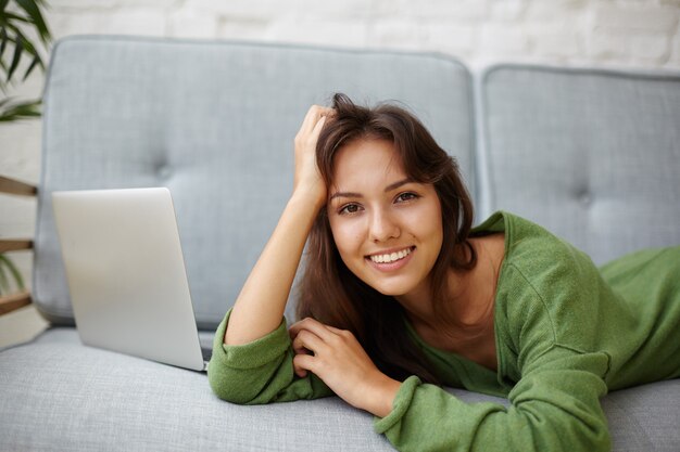 表情豊かな若い女性のポーズ