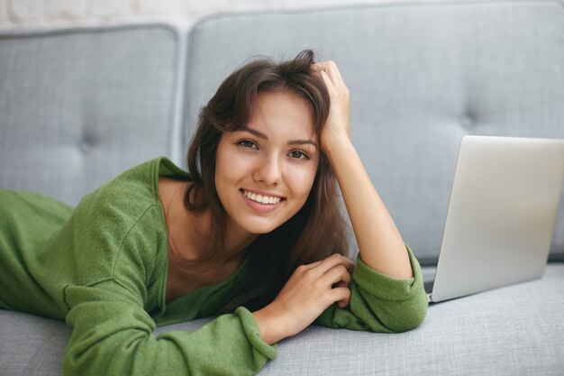 表情豊かな若い女性のポーズ