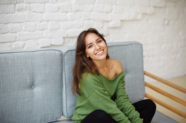 Foto gratuita posa espressiva della giovane donna