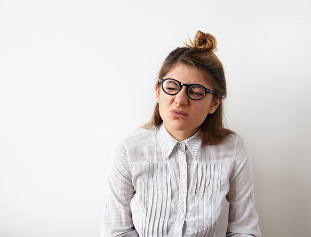 Free photo expressive young woman posing