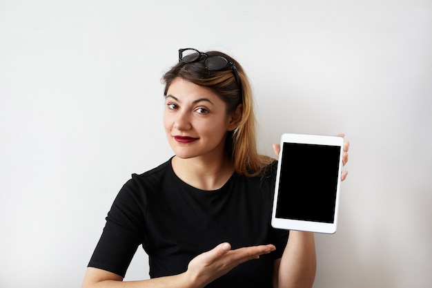 Free photo expressive young woman posing