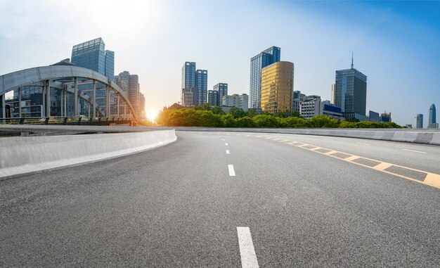 建物や公園の背景に道路 無料の写真