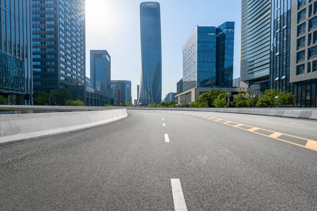 建物や公園の背景に道路 無料の写真