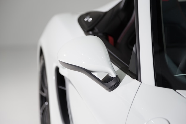 흰색 배경으로 현대적인 흰색 럭셔리 자동차의 외관