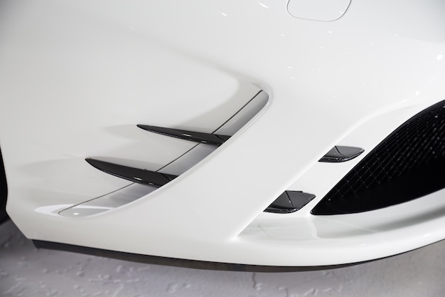 현대적인 흰색 럭셔리 자동차의 외관