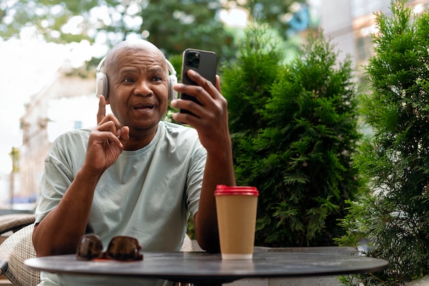 Free photo exterior portrait of black man