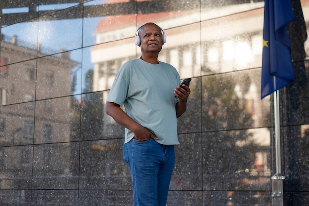 Free photo exterior portrait of black man