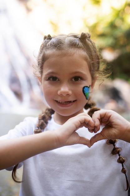 Foto gratuita ritratto esterno del bambino per la giornata mondiale dell'ambiente