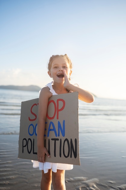 Foto gratuita ritratto esterno del bambino per la giornata mondiale dell'ambiente