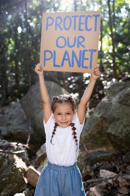 Foto gratuita ritratto esterno del bambino per la giornata mondiale dell'ambiente