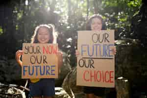 Foto gratuita ritratto esterno di bambini per la giornata mondiale dell'ambiente