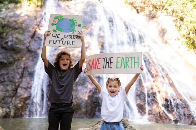 Foto gratuita ritratto esterno di bambini per la giornata mondiale dell'ambiente