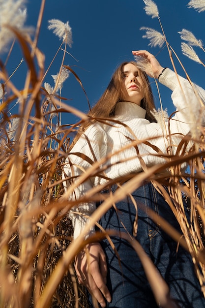 Foto gratuita ritratto esteriore di giovane adulto