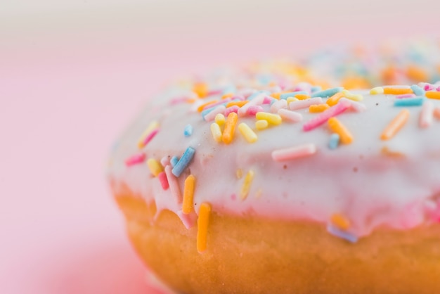 Primo piano estremo della ciambella fresca con sprinkles