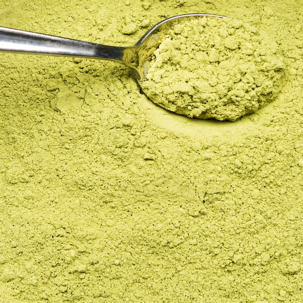 Free photo extreme close-up organic green powder and spoon