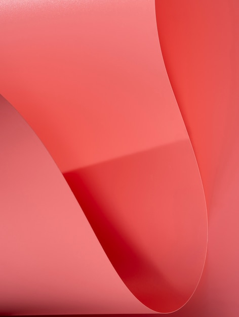 Экстремальные крупным планом розовые изогнутые листы бумаги