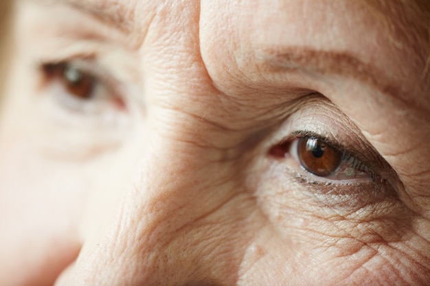 Foto gratuita primo piano estremo della donna anziana triste