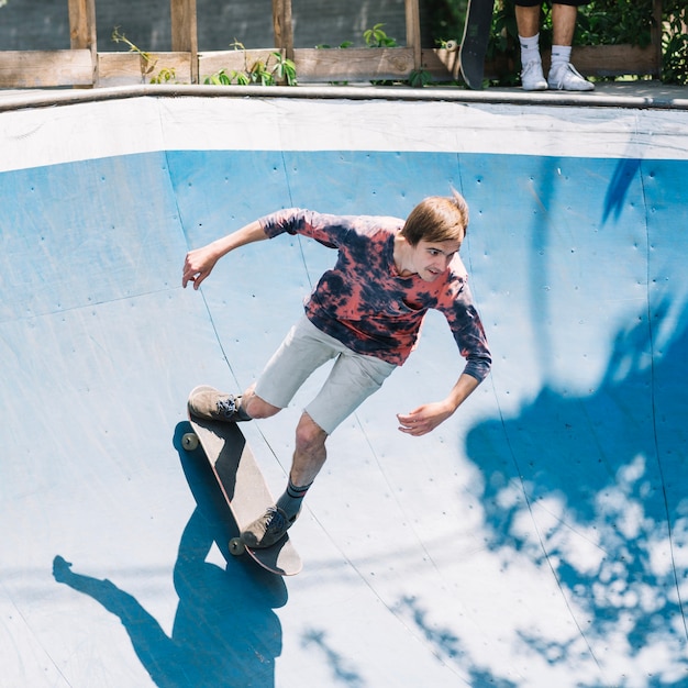 Uomo estremo che guida skateboard