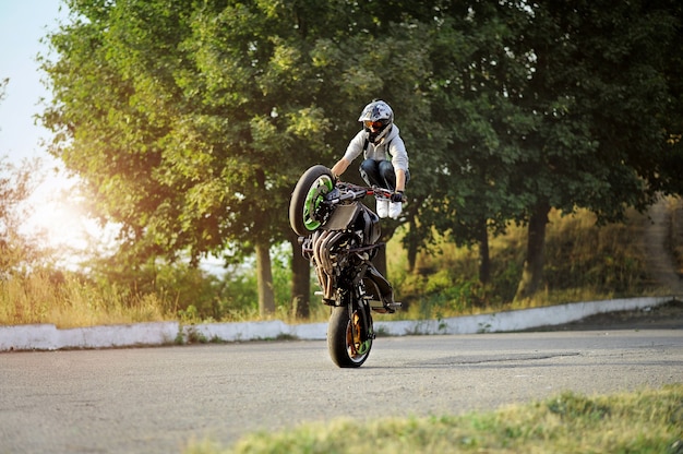 夏の極端なバイク乗り