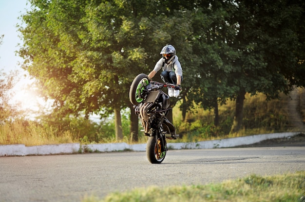 Экстремальная езда на мотоцикле летом