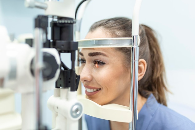 현대 클리닉에서 검사하는 동안 여성 환자와 안과 의사 안과 의사는 눈 건강을 위해 특수 의료 장비를 사용하고 있습니다