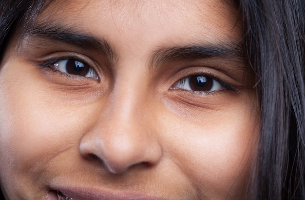 Free photo eyes of a young girl