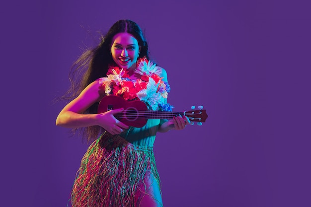 Сказочная танцовщица Синко де Майо на фиолетовом в неоновом свете