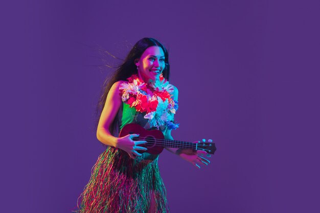 Сказочная танцовщица Синко де Майо на фиолетовом в неоновом свете