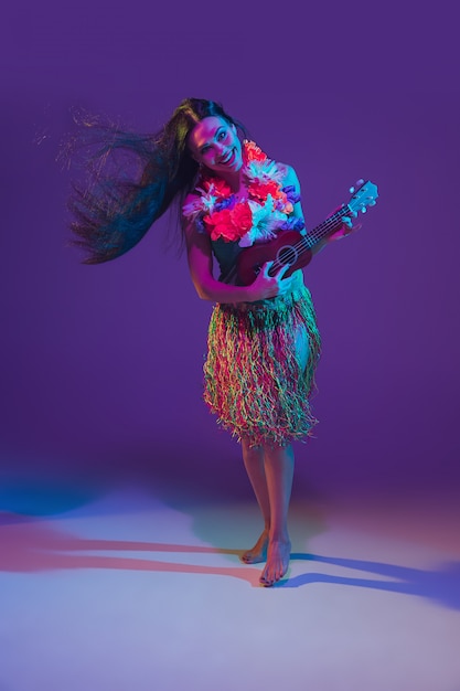 Free photo fabulous cinco de mayo female dancer on purple  in neon light