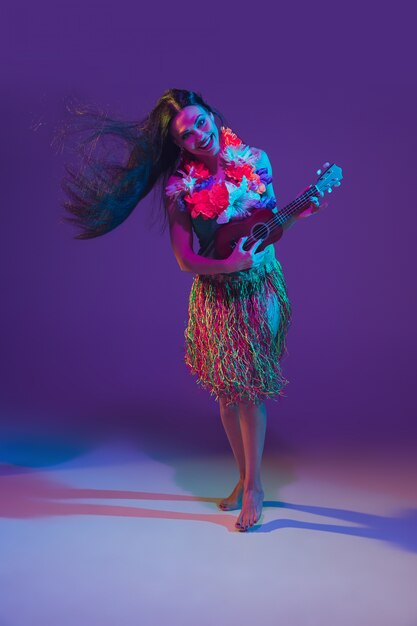 ネオンの光の中で紫色の素晴らしいシンコデマヨ女性ダンサー