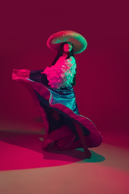 Free photo fabulous cinco de mayo female dancer on purple  in neon light