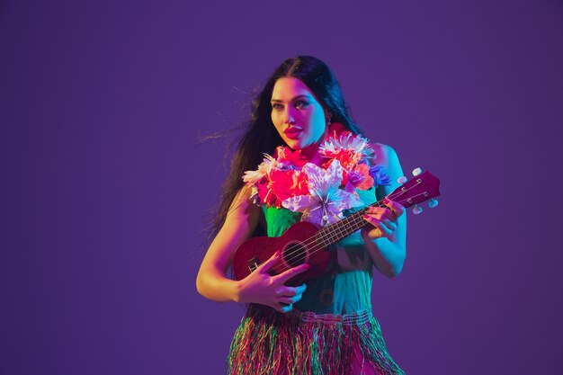 Сказочная танцовщица Синко де Майо на фиолетовой стене студии в неоновом свете