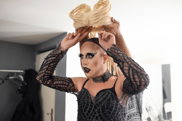 Foto gratuita favolosa drag queen si prepara per un servizio fotografico