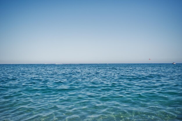 穏やかな青いターコイズブルーの海の素晴らしい写真
