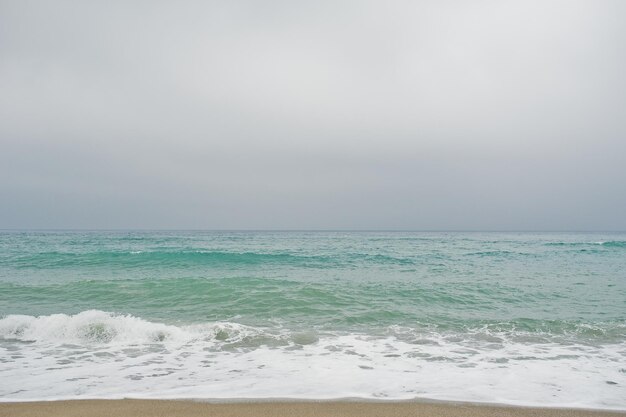 穏やかな青いターコイズブルーの海の素晴らしい写真
