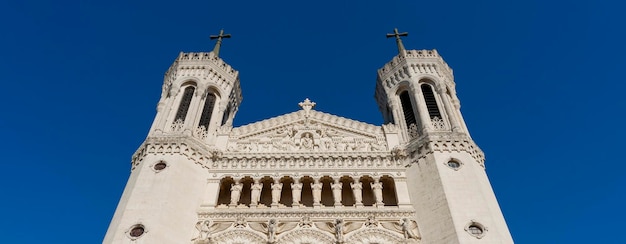 Фасад знаменитой базилики Нотрдамефурвьер в Лионе