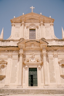 크로아티아 두브로브니크에 있는 성 이그나티우스 교회의 정면 입구 위 천사의 동상