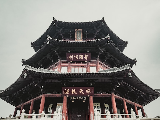Бесплатное фото Фасад знаменитого храма ханьшань; буддийский храм и монастырь в сучжоу, китай
