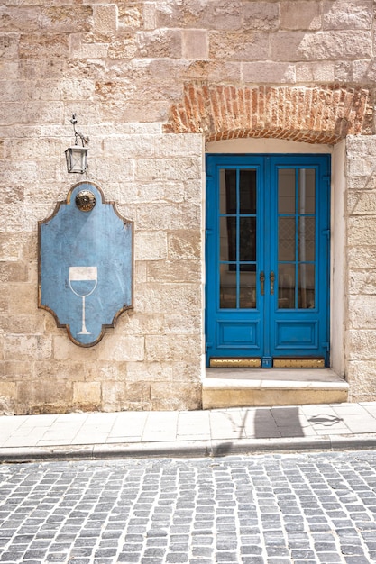 Фасад старого здания с голубыми дверями