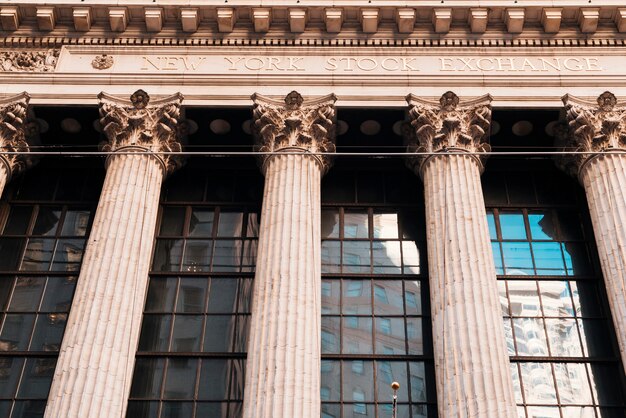 Фасад старого здания с колоннами Нью-Йоркской фондовой биржи